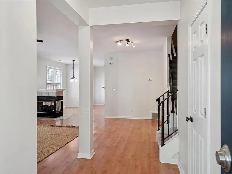 1133 Island Pl E — Photo 3
