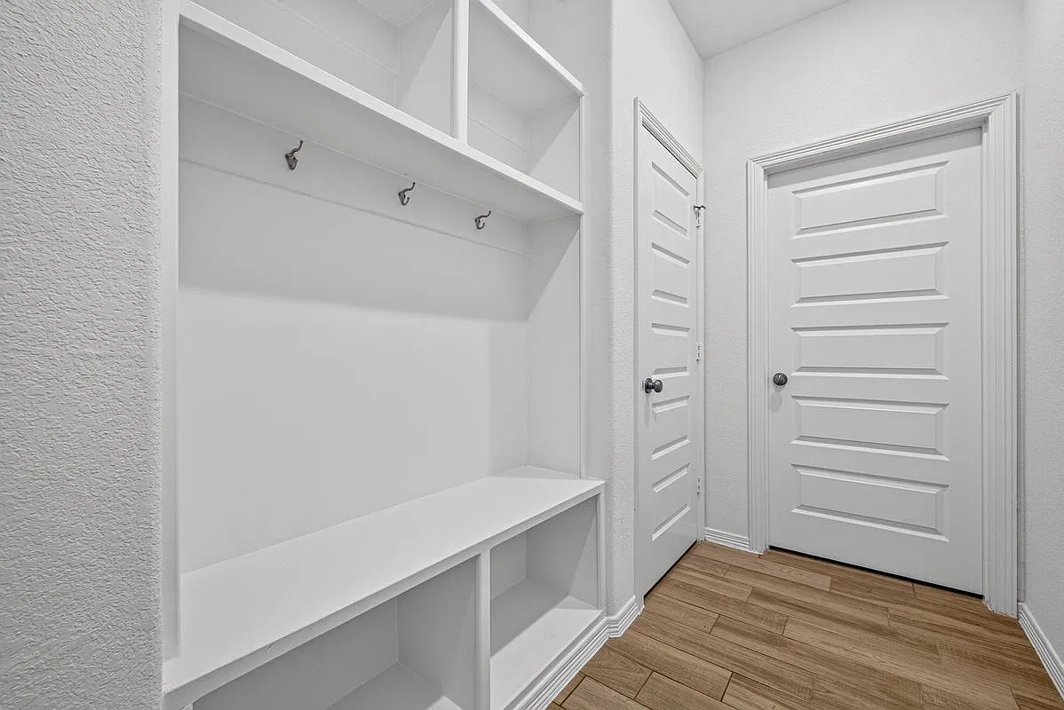5 bed, 4.0 bath, 3075 sqft, $3,000 — Photo 2