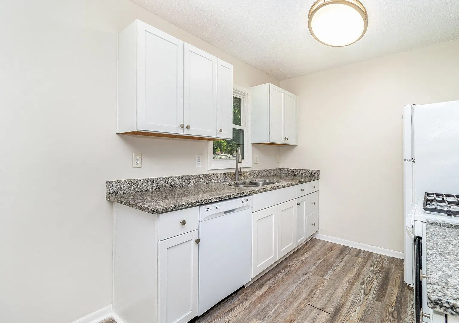 Spacious 5bed|2bath Home w/ Large Backyard & Garage — Photo 3