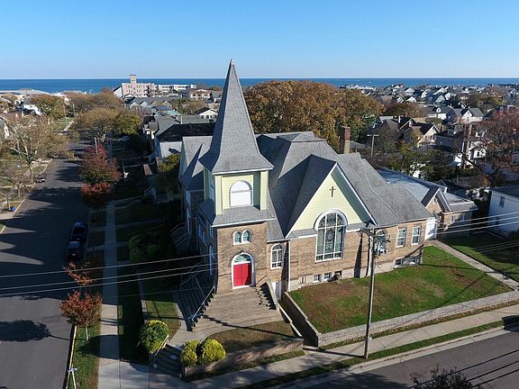 2nd image of 319 Lareine Ave