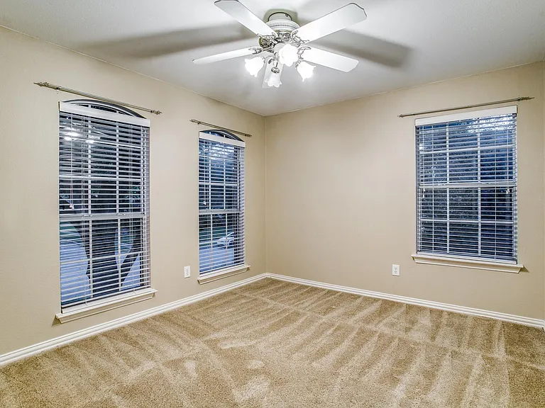 302 Walnut Grove Ln — Photo 12