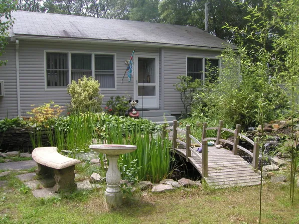 https://photos.zillowstatic.com/fp/84a13f96c1956f95f6057c582697db22-p_e.webp