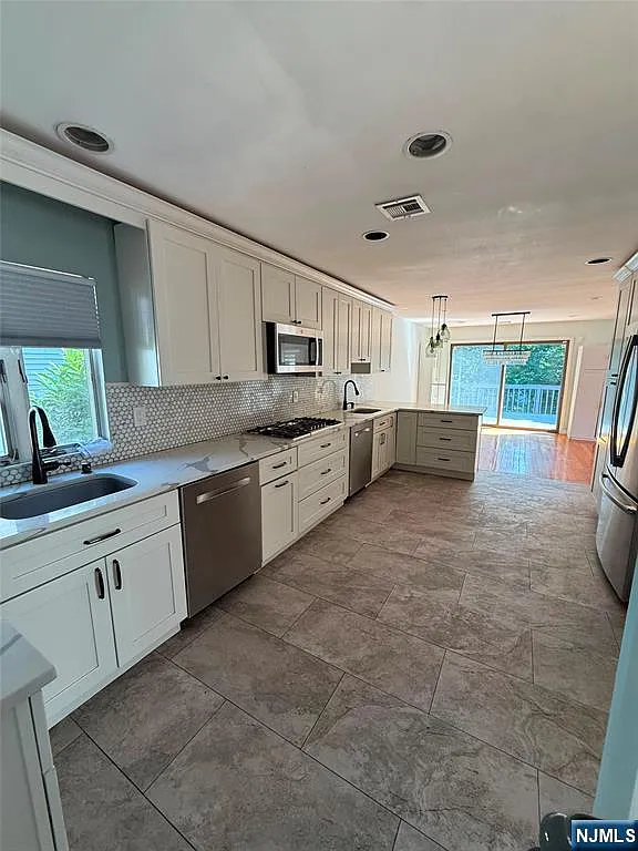 3 bed, 3.0 bath, $5,900 — Photo 3