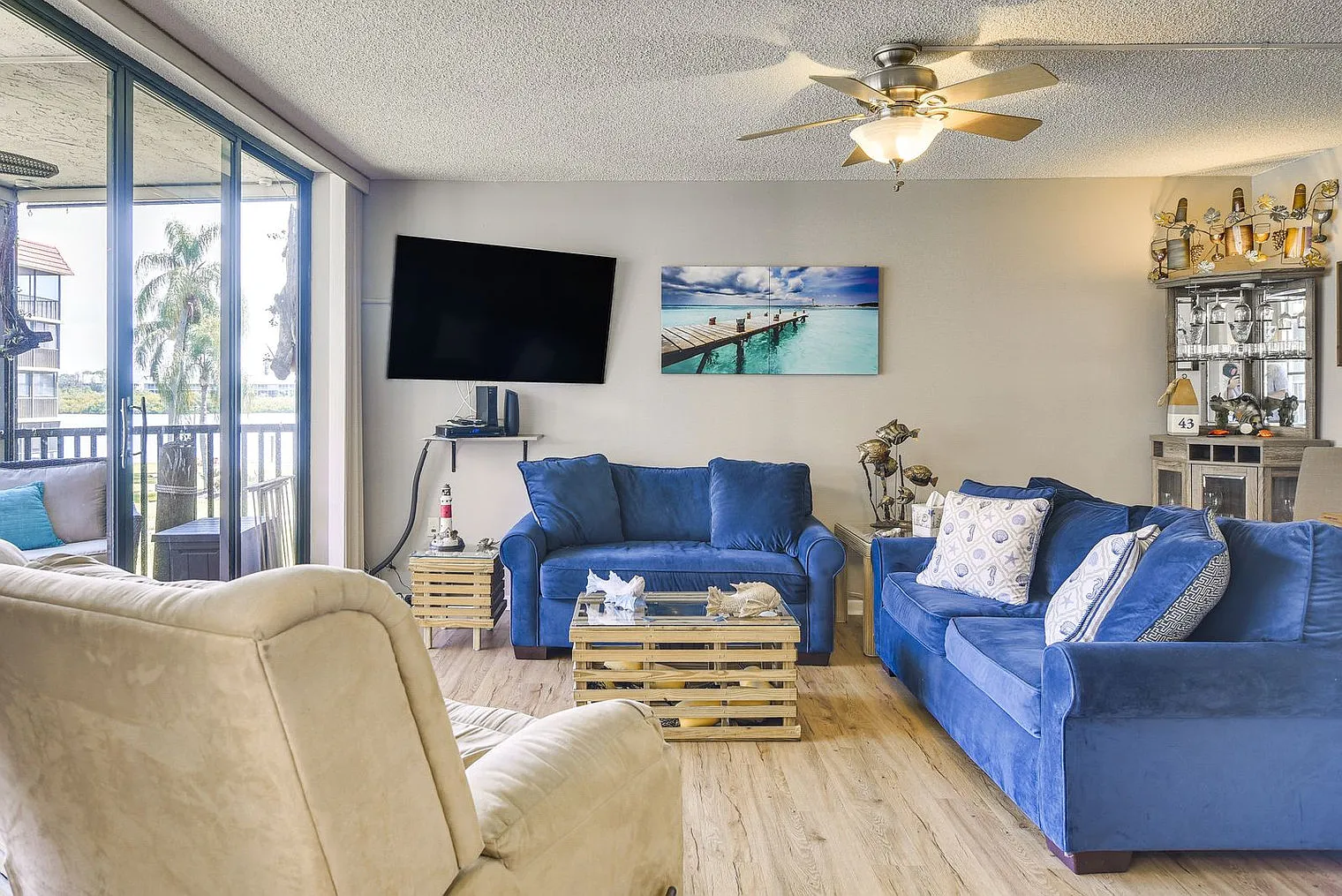 2 bed, 2.0 bath, 968 sqft, $2,715 — Photo 2