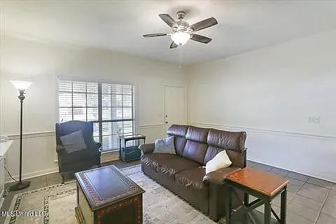 631 Live Oak Dr — Photo 4