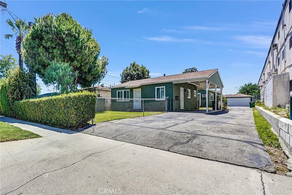 1 bed, 800 sqft, $2,400 — Photo 3