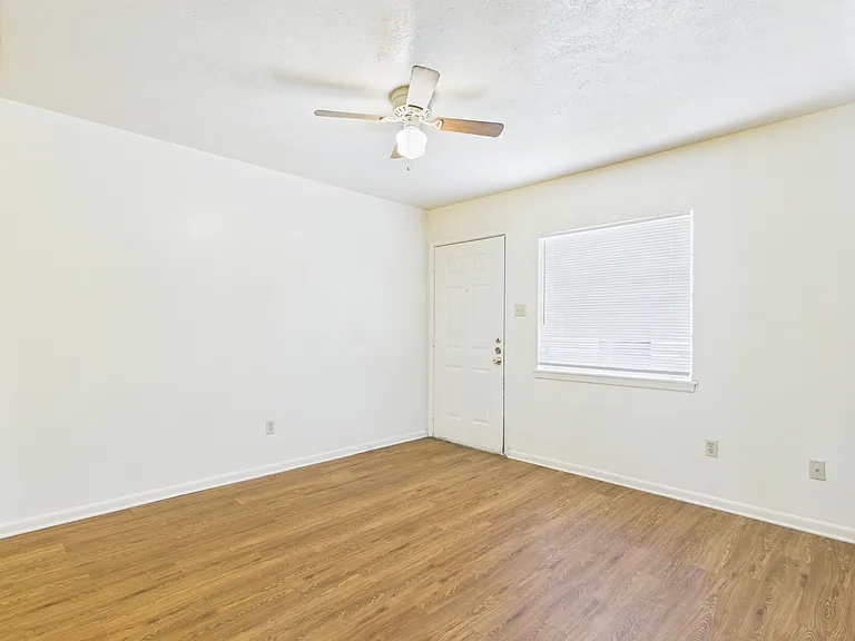 403 Boyett St N — Photo 7