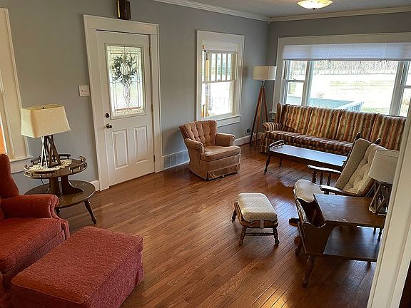 Spacious living room