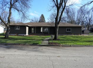 320 Perschau Dr, Glencoe, MN 55336