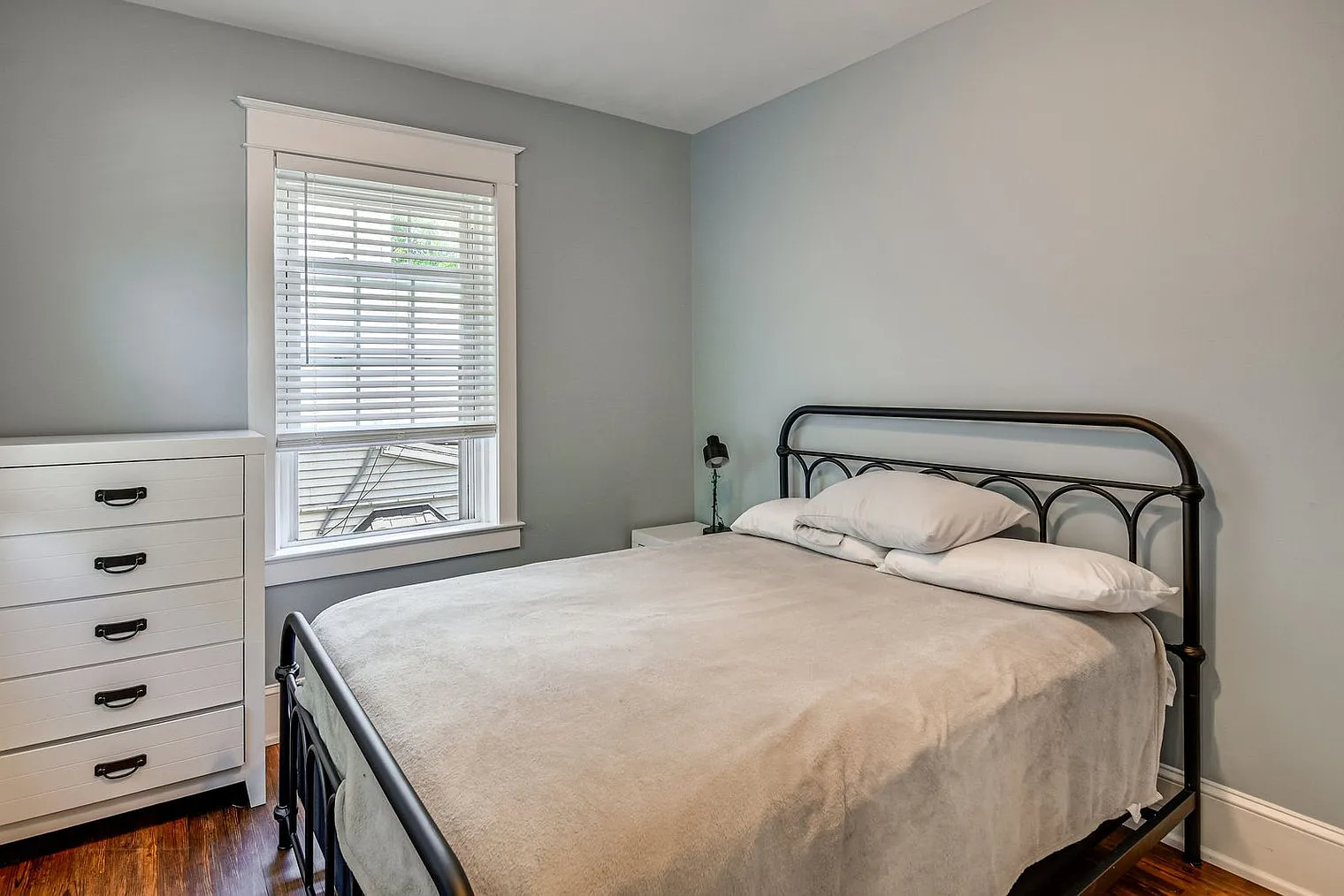 2 bed, 1.0 bath, 893 sqft, $4,902 — Photo 4