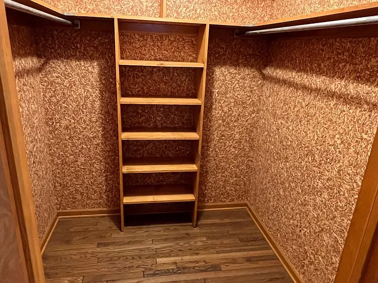 Cedar closet
6'1" x 6'1"