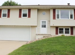 1380 Cress Pkwy, Hiawatha, IA 52233