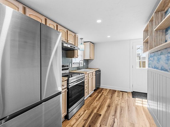 5th image of 8 Cottage St