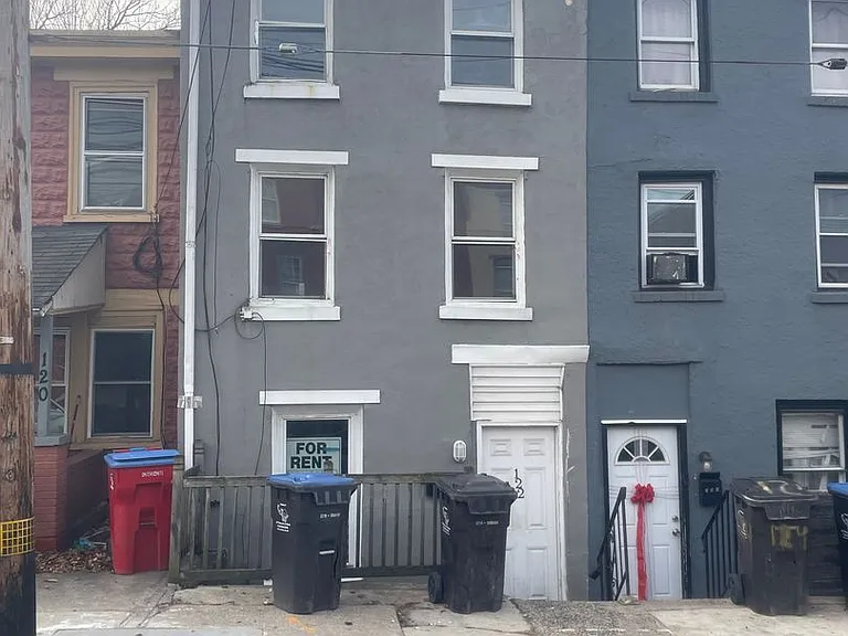 122 W Elm St — Photo 1