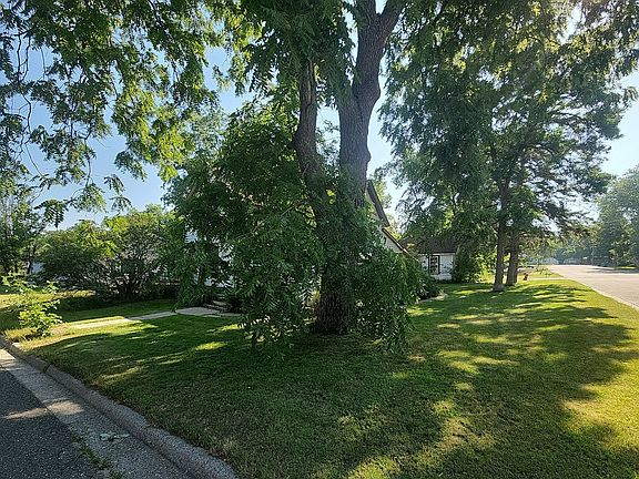 2nd image of 823 Jefferson St