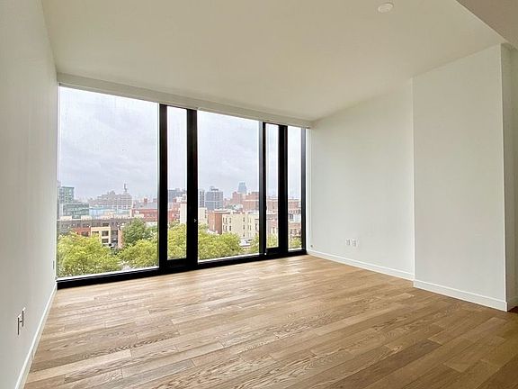 4th image of 21-30 44th Dr Penthouse 8J