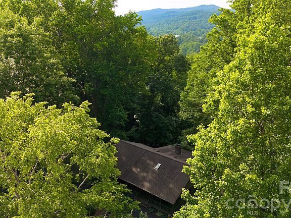 5th image of 383 Ravenwood Ln