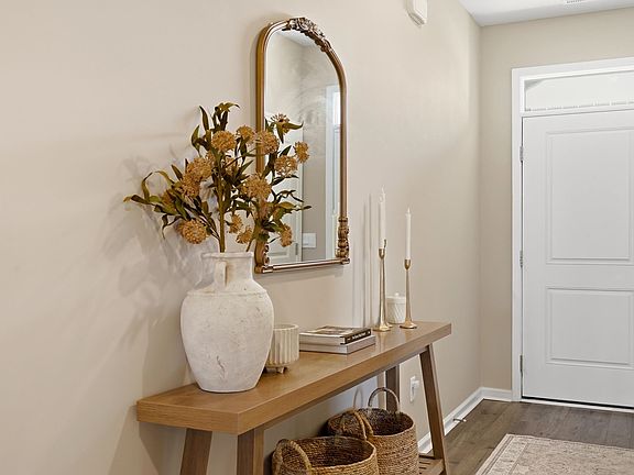 4th image of 425 Royal Arch Dr.