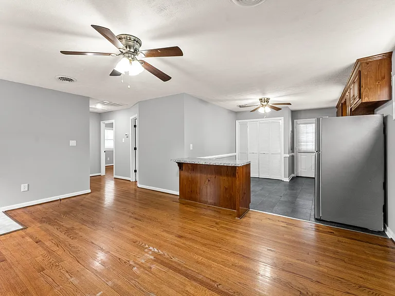 104 N Oak Ave — Photo 4