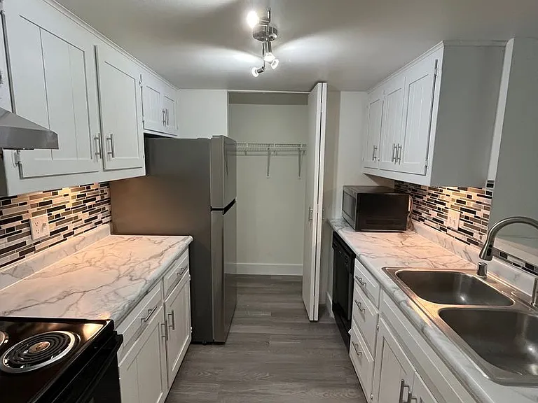 Sycamore Place Apartments — Photo 48