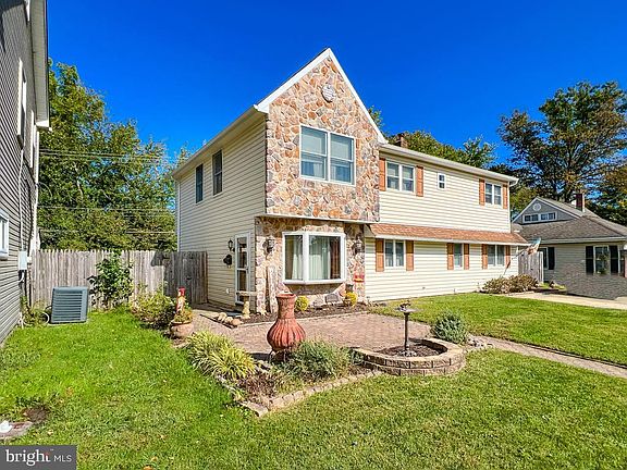 2nd image of 7 N Court Ln