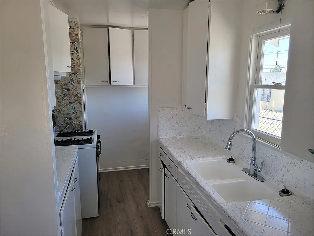 3 bed, 1050 sqft, $2,300 — Photo 2