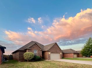 612 E Linden Ln, Mustang, OK 73064
