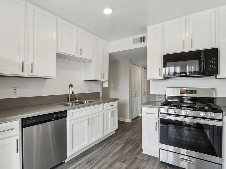 8375 Fountain Ave — Photo 13