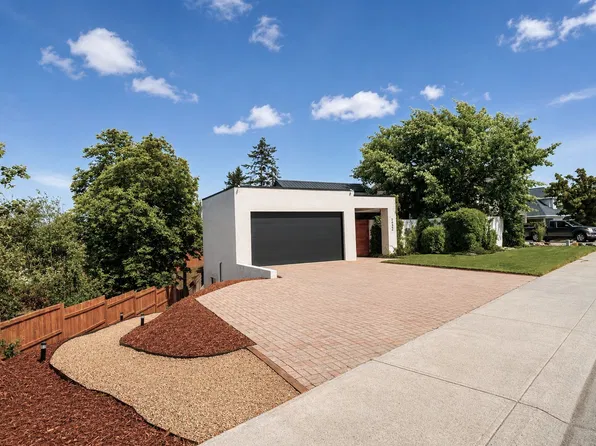 1922 Glen Gary Dr, Kamloops, BC V2E 1R4