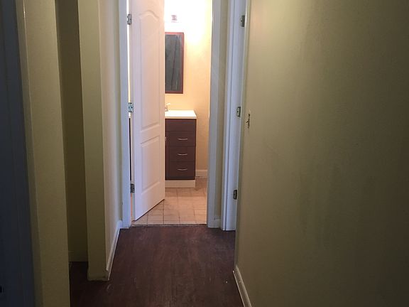 5th image of 914 W Millard Ct