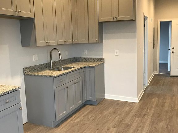 5th image of 935 Belmont Ave