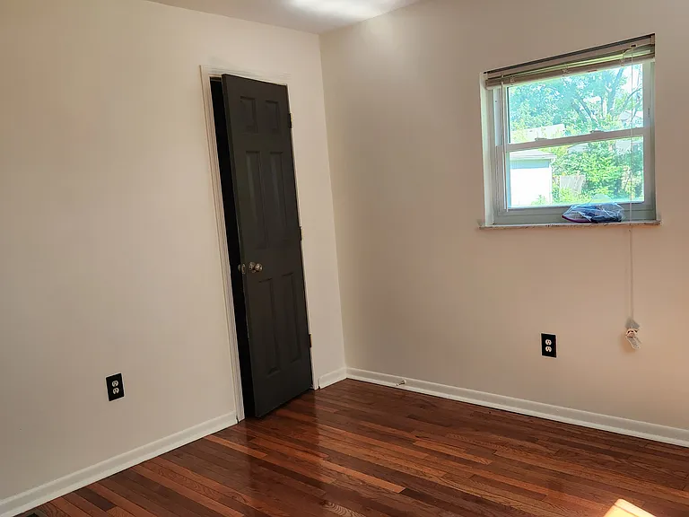 4512 Leslie Ave — Photo 8