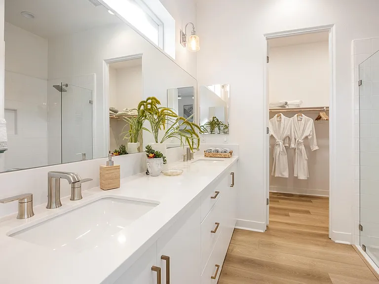 Master Suite 1 Bathroom