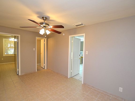 4th image of 11 N Fraser Dr E