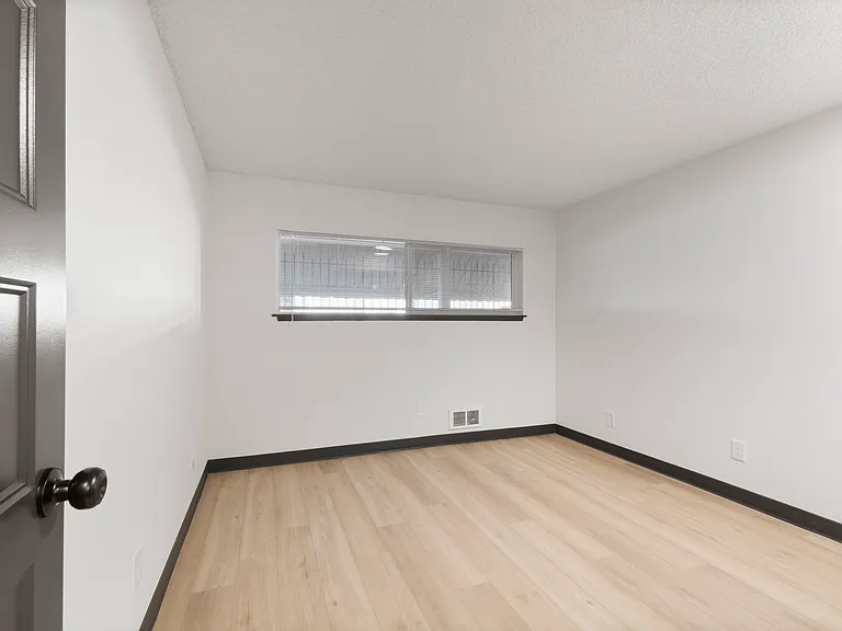 Baycrest Apartments — Photo 14