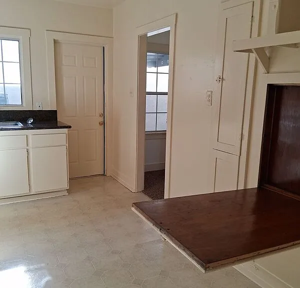 12818 E Penn St — Photo 12