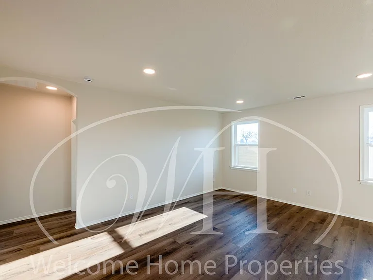 643 Ava St — Photo 13