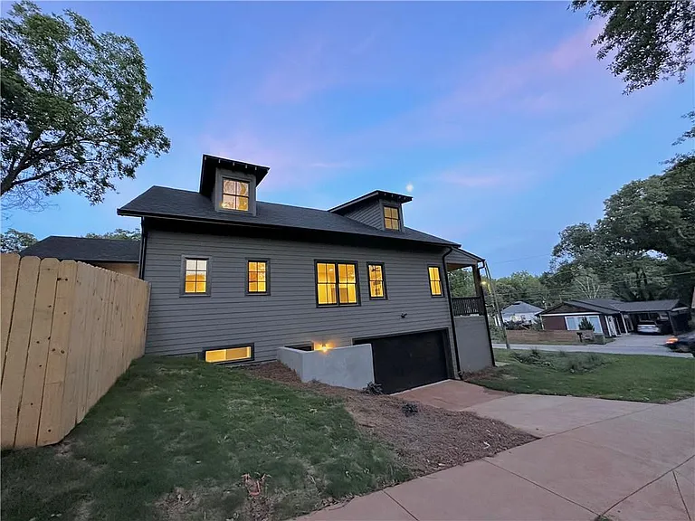 192 Claire Dr SE — Photo 17