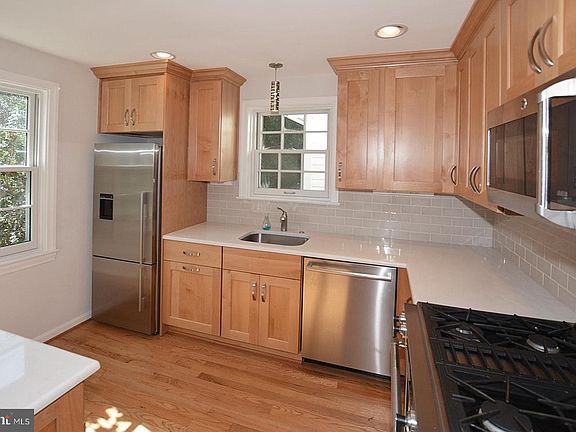 3rd image of 1008 N Jefferson St