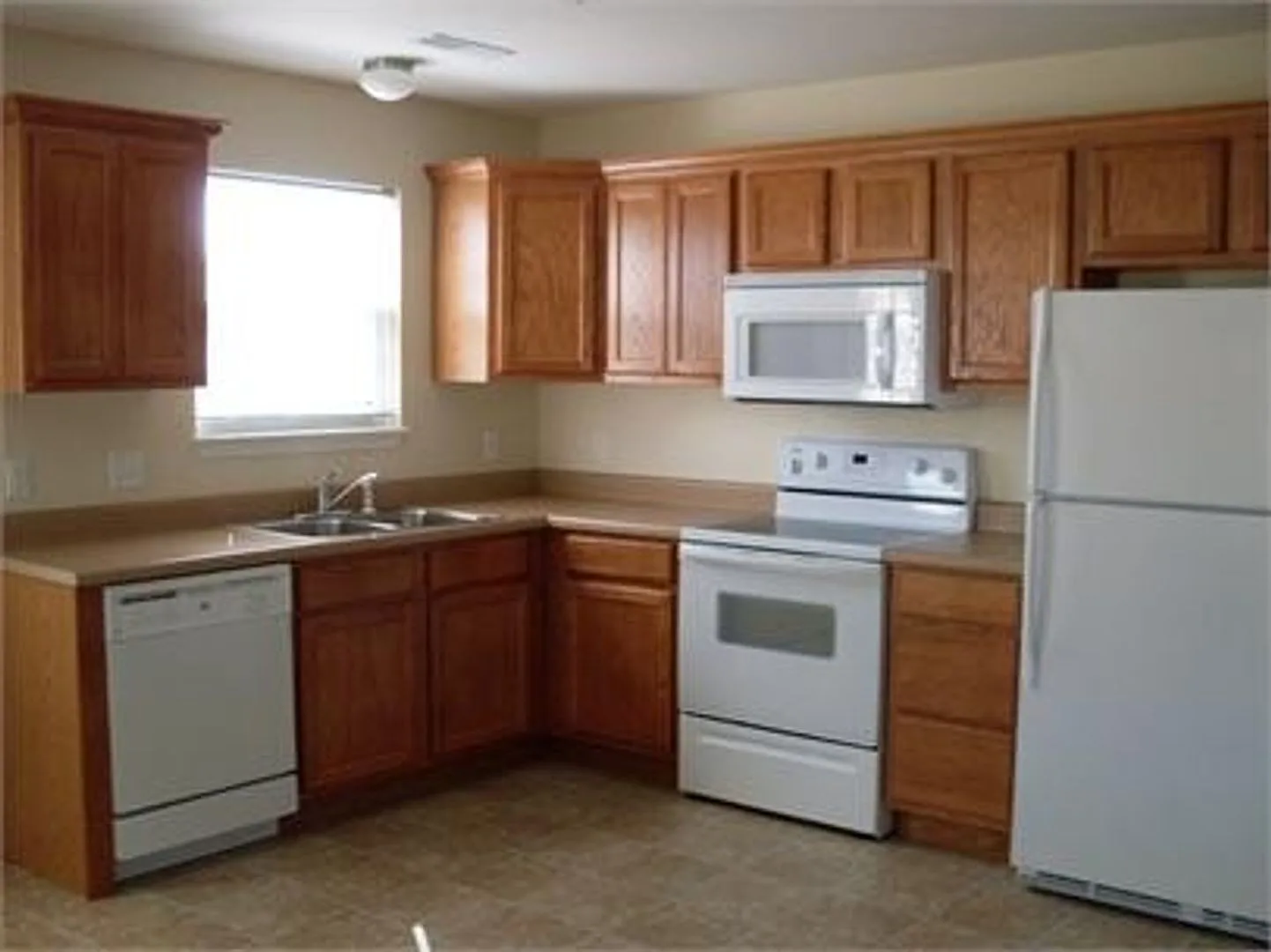 Beautiful 2 Bedroom 2 Bathroom Duplex! — Photo 3