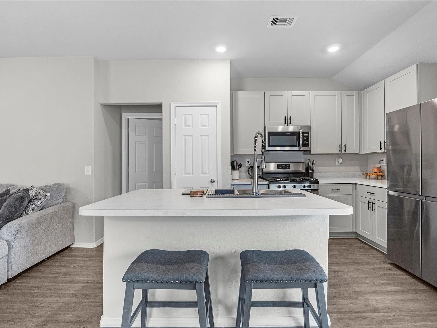 3 bed, 2.0 bath, 1273 sqft, $2,100 — Photo 2