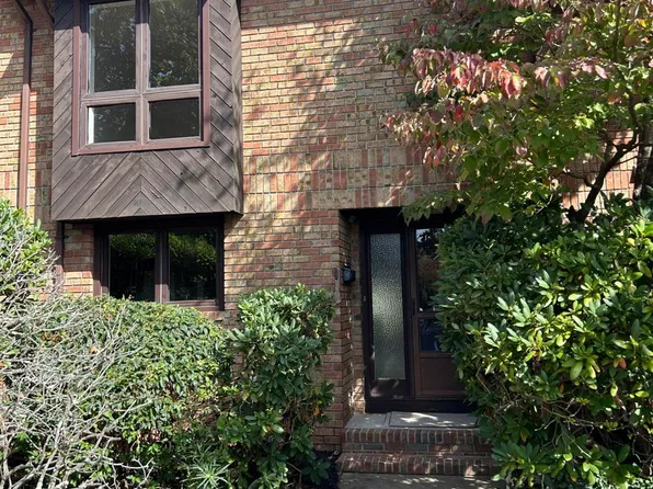 367 Willowbrook Dr, North Brunswick, NJ 08902