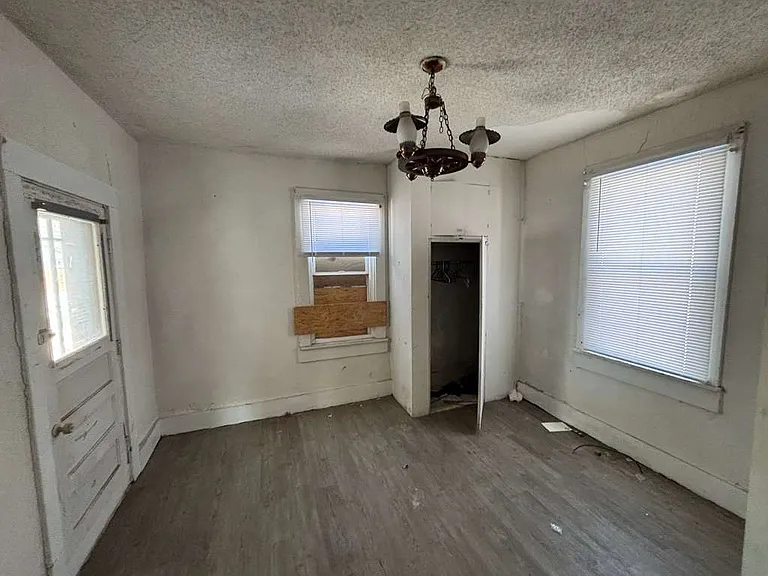 2228 E Brown St — Photo 2