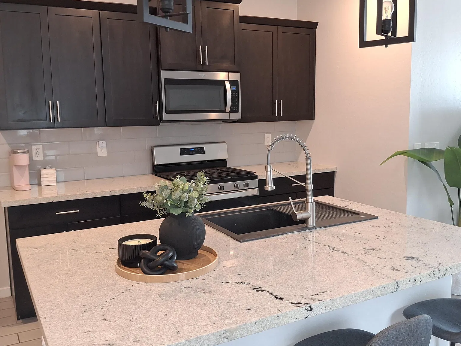 3 bed, 2.0 bath, 1317 sqft, $1,715 — Photo 3