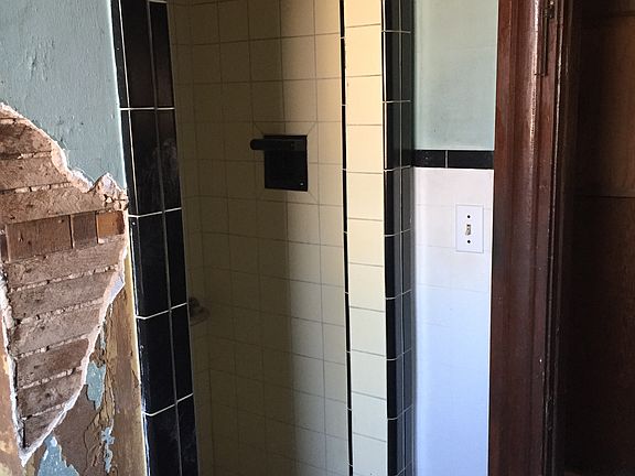 3rd image of 640 N Park Ave