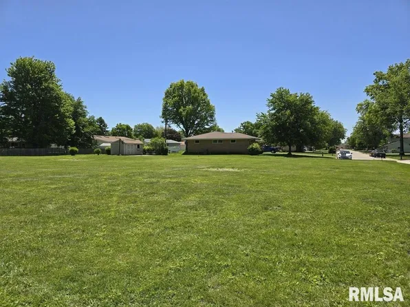 1165 Lawrence Dr, Canton, IL 61520