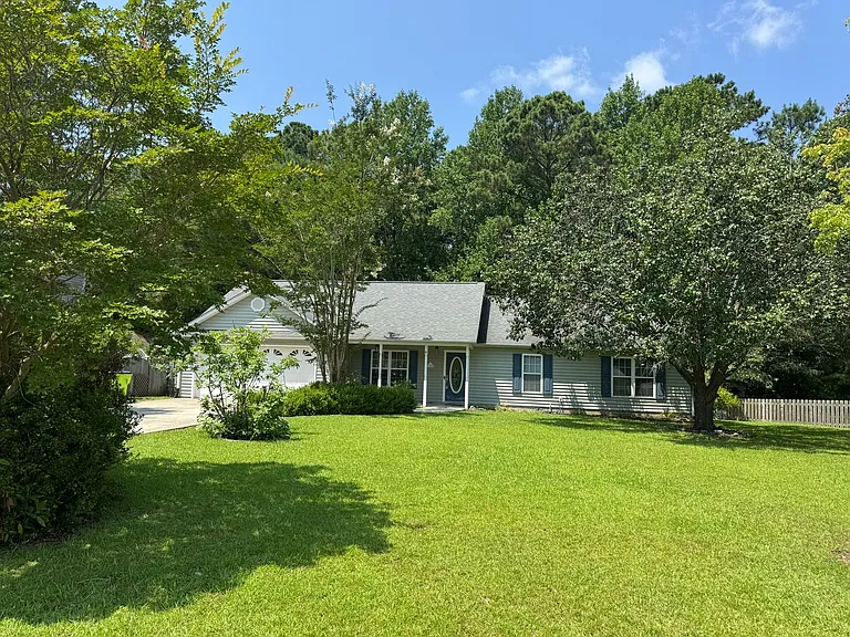 105 Farina Dr — Photo 2
