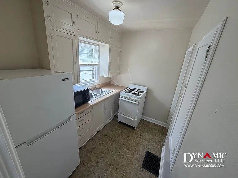 219 S Duluth Ave — Photo 10