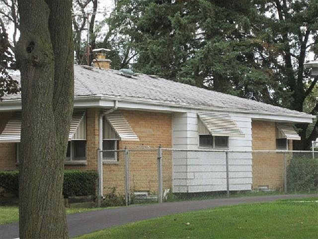 2nd image of 6947 N Sussex St