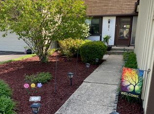 19 Stonehearth Sq, Indian Head Park, IL 60525